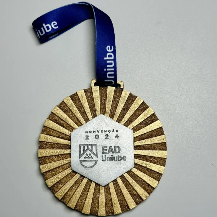 Medalha com 10cm feita em wookmark - IMGM0001